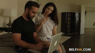 Slutty ເກີດທີ່ຕ້ອງການເປັນໃຫຍ່ຕົ້ນສະບັບເພື່ອຍືດນາງກັນ