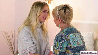 ���िशाल स्तन गांड नितंब licked करून एक लहान स्तन समलिंगी संबंध ठेवणारी स्त्री तरूणी