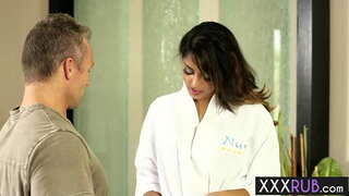 Сексуальная красотка София Леоне опустилась на колени и проглотила член после массажа