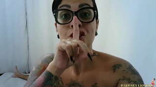 Ny vehivavy mifoha ao amin&#039;ny asa fanaovan-gazety ary mifarana ny amin&#039;ny ronono mandrotsaha fahamarinana teo amin&#039;ny lafiny