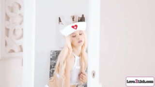 ���हान स्तन सोनेरी ड्रेस अप एक परिचारिका म्हणून एक खोटी ओळख घेणे.ती काळजी घेते तिच्या उठावदार उरोज असलेला gf आणि licks आणि बोटांनी तिच्या cunt.ती facesits म्हणून तिला males किनाऱ्याची