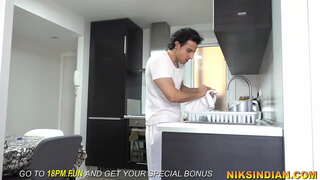 ���ेवक पाहिले मास्टर मुलगी peeing आणि नंतर fucked तिच्या माणूस