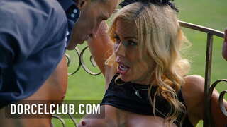 Секс в парке с большегрудой блондинкой-МИЛФ