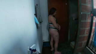 Invito a entrar a la casa a un domiciliario de carnes y me fola como una perra m &amp; iacute; ralo hasta el final