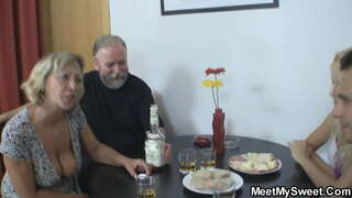 Яшь красотка белән шөгыльләнә, секс белән иске парой