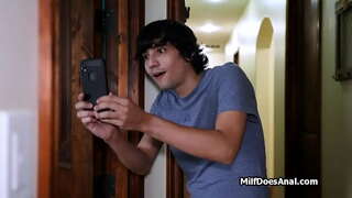 Dildo en la duŝejo, deep anal sur la sofo