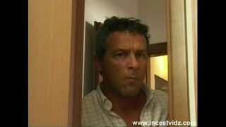 Le père utilise la situation anal