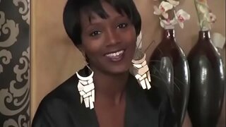 Ebony beauty masturbeaza la masă cosmetice