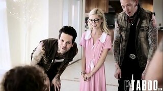 Ысык девственная красотка блондинка трахается биринчи жолу