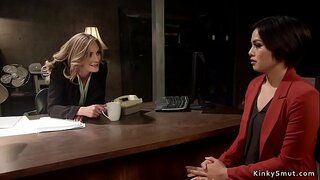 Pirang lesbian silit kawin brunette wakil perwira karo tali ing jago