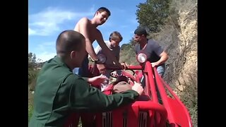 Claon dubh floozie Kelly Starr le mór knockers taitneamh nuair a ceithre horny comhaltaí poked di i ngach cuid fucking poill