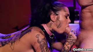 Тачаангуй goth slut Genevieve Sinn авдаг нь шулуун гэдсээр