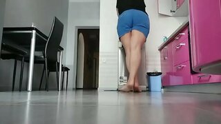 Emme mängib köök. Väga kiimas ja niiske tuss